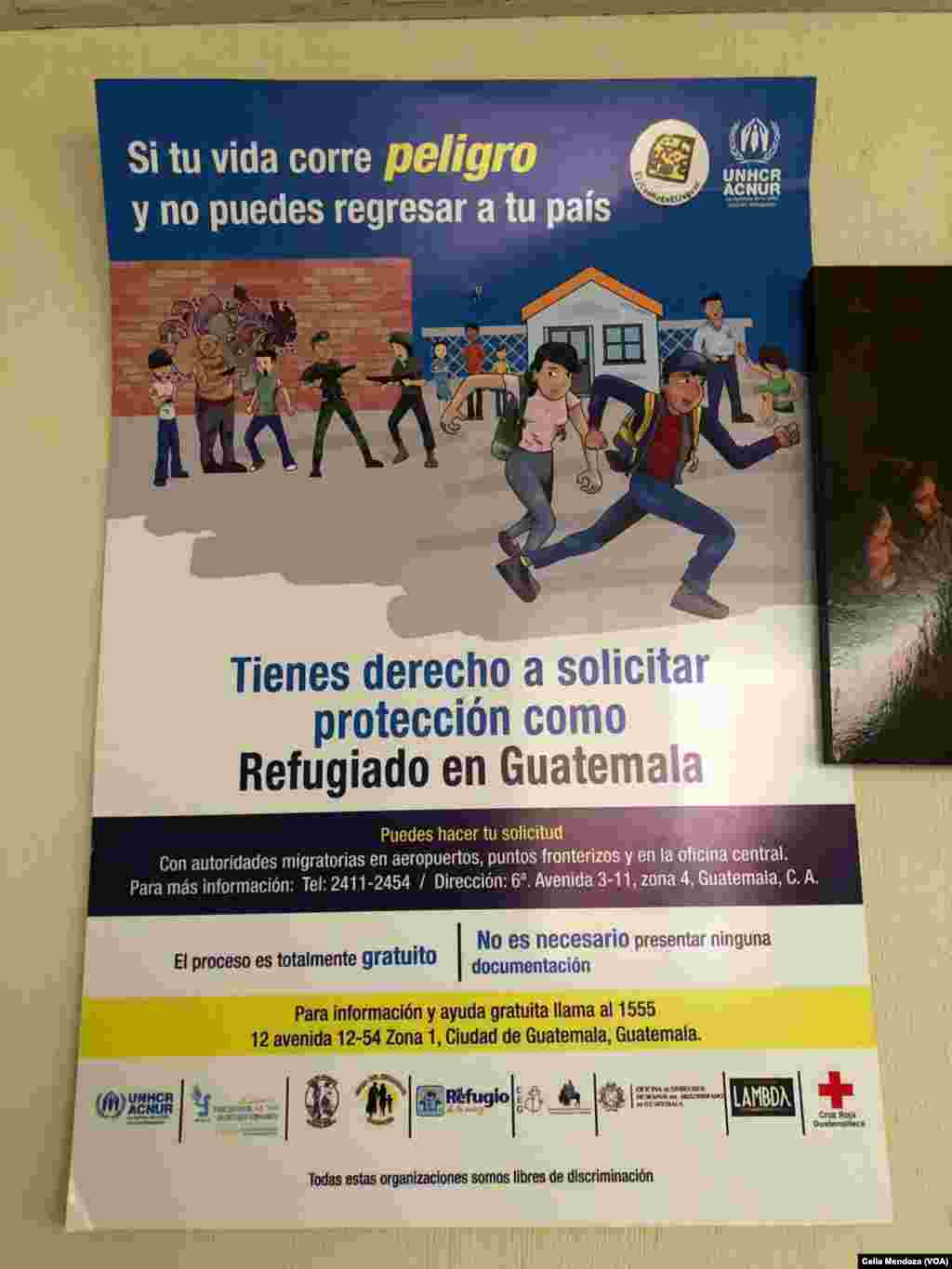 Casa del Migrante en la ciudad de Guatemala son una organización sin ánimo de lucro liderados por un sacerdote. A este lugar llegan personas desde Guatemala y otras personas de Centroamérica quienes están de paso, usualmente los guatemaltecos deportados que viven en el interior pasan la noche allí y luego se van encontrar con sus familias. Aquí reciben asistencia psicológica, comida, lavandería, y el lugar donde pueden dormir. Una imagen de un póster encontrado dentro de la casa.&nbsp;