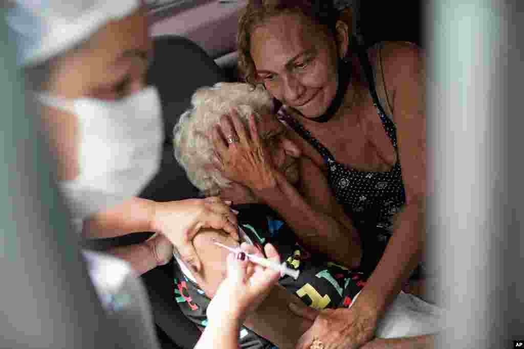 브라질 리우데자네이루에서 노인들을 대상으로 신종 코로나바이러스 백신 예방접종을 실시했다.