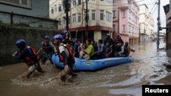 Inundação ao longo da margem do rio Bagmati após fortes chuvas em Katmandu