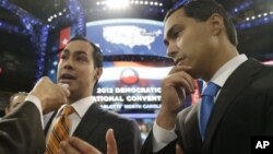 El alcalde de San Antonio, Julián Castro (izq.), con su hermano gemelo Joaquín, quien aspira a un escaño en el Congreso.