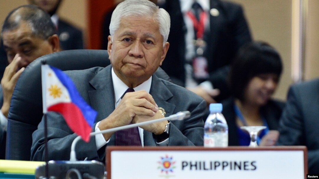 Bộ trưởng Ngoại giao Philippines Albert del Rosario nói ASEAN nên nói với Trung Quốc những gì nước này đang làm là sai và rằng hành động cải tạo bồi đắp đất ồ ạt nên dừng lại ngay lập tức