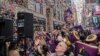 Orang-orang menyaksikan lemparan confetti dari tenda Hard Rock Cafe selama tes confetti tahunan menjelang perayaan pesta Tahun Baru di Times Square, New York.