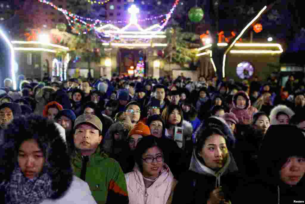 2017年12月24日，北京圣诞节前夕，人们到宣武门天主堂（俗称南堂）参加礼拜活动。