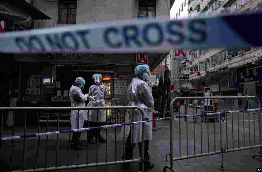 홍콩 카오룽의 야우침몽구에 봉쇄령이 내려진 가운데 의료진이 신종 코로나바이러스 감염 검사 준비를 하고 있다.