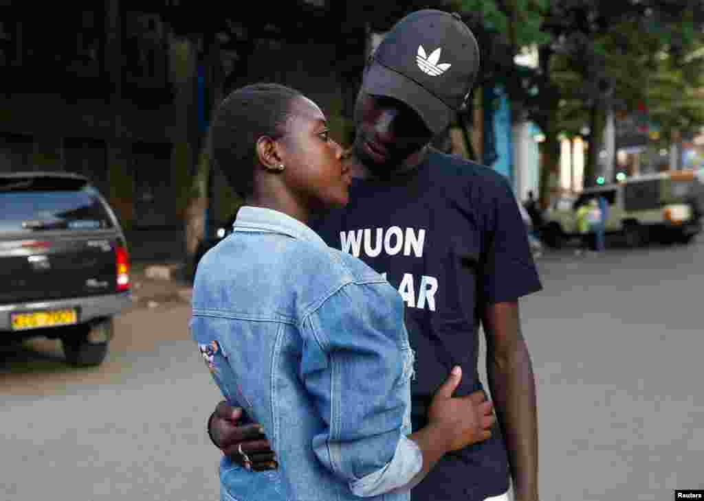 Tony Wakaiga, 18, adalah mahasiswa seni dan desain. Suzzy Konje, 18, adalah mahasiswa manajemen pariwisata. Mereka berfoto pada saat berjalan di sepanjang jalan Banda, setelah berkencan, di Nairobi, Kenya, 11 Februari 2018. Tony bertemu dengan Suzzy pada sesi foto model di Jalan Banda dan tak lama kemudian berkencan. &ldquo;Kami telah berteman baik untuk waktu yang lama dan cinta kami satu sama lain sudah matang, seperti anggur. Di Hari Valentine, saya punya kejutan spesial untuk Suzzy.&rdquo;