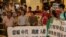 香港团体和政党游行到泰国领事馆抗议（美国之音海彦拍摄）