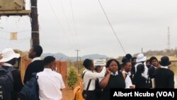 Abafundi beGwanda ekuvulweni kwezikolo