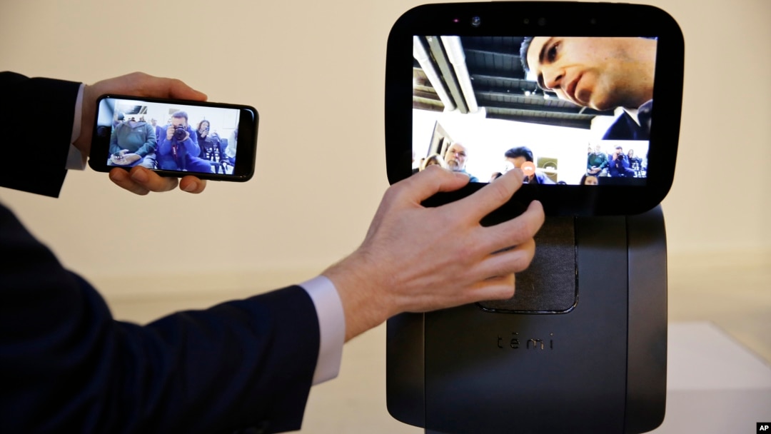 CEO Yossi Wolf memperagakan robot asisten pribadi, Temi, dalam sebuah acara di San Francisco, 30 November 2017.
