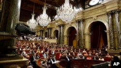 Suasana sidang pleno parlemen Catalonia di Barcelona, Spanyol, 6 September 2017. (Foto: dok). Parlemen di daerah Catalonia, Spanyol akan mengadakan rapat untuk pertama kalinya, Rabu (17/1) sejak pemerintah pusat negara itu membubarkan badan tersebut dan memerintahkan pilkada baru sebagai tanggapan atas referendum kemerdekaan.