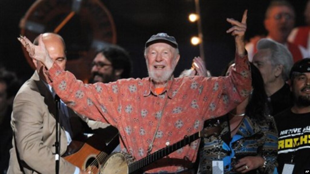 Sejak dekade 1940-an Pete Seeger (tengah) telah mempopulerkan lagu-lagu rakyat dalam dekade 1940-an, termasuk lagu yang tidak dikarangnya sendiri, “We Shall Overcome” yang berasal dari kalangan orang-orang kulit hitam. Ia juga menulis beberapa lagu terkenal bertemakan HAM dan protes anti-Perang Vietnam pada dekade 1960-an (foto: Dok).
