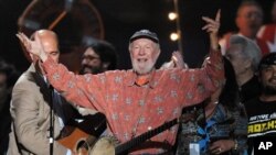 Sejak dekade 1940-an Pete Seeger (tengah) telah mempopulerkan lagu-lagu rakyat dalam dekade 1940-an, termasuk lagu yang tidak dikarangnya sendiri, “We Shall Overcome” yang berasal dari kalangan orang-orang kulit hitam. Ia juga menulis beberapa lagu terkenal bertemakan HAM dan protes anti-Perang Vietnam pada dekade 1960-an (foto: Dok).