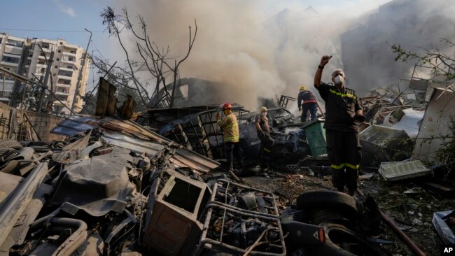 Trabajadores de defensa civil extinguen el fuego en un sitio atacado por Israel en Dahiyeh, Líbano, el 1 de noviembre de 2024. (AP)