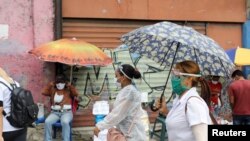 Personal de salud en Caracas, Venezuela, hacen una ronda en un barrio a medida aumentan los casos del nuevo coronavirus en el país.