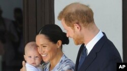 Le prince Harry et Meghan, duchesse du Sussex, tenant leur fils Archie, au Cap, en Afrique du Sud, le 25 septembre 2019.