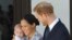 Le prince Harry et Meghan, duchesse du Sussex, tenant leur fils Archie, au Cap, en Afrique du Sud, le 25 septembre 2019.