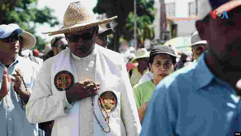 Durante el recorrido, la virgen estuvo acompañada no solo por feligreses, sino por integrantes de la iglesia católica como padres y monjas que acompañaron su recorrido por Barquisimeto.