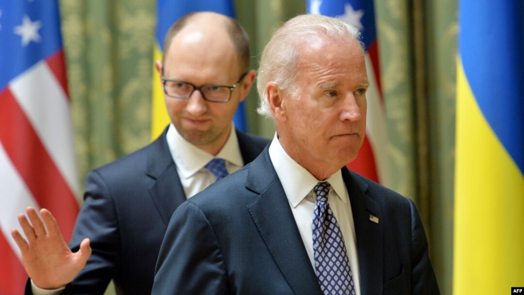 AQSh prezidenti Jo Bayden (oldingi planda) va Ukraina muvaqqat bosh vaziri Arseniy Yatsenyuk Kiyevda, 22-aprel, 2014-yil