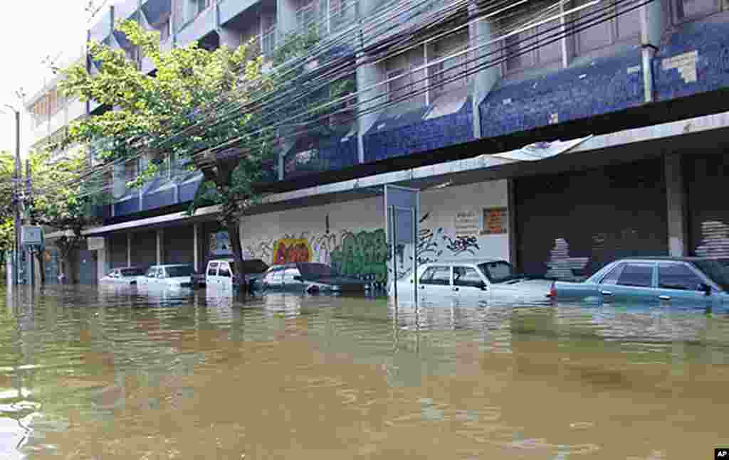 泡在大水中的汽车和民宅