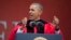 Presiden AS Barack Obama berbicara dalam upacara kelulusan di Rutgers University, New Jersey (15/5). (AP/Evan Vucci)