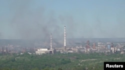 北頓涅茨克的亞速化工廠遭俄軍炮擊後升起黑煙。
