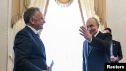 2026년 10월 21일 러시아 상트페테르부르크 콘스탄틴 궁전에서 열린 회담에서 블라디미르 푸틴 러시아 대통령이 스티브 윗코프 미국 특별대사에게 길을 안내하고 있다.