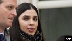 En la foto de archivo Emma Coronel Aispuro, esposa de Joaquín 'El Chapo' Guzmán, sale de la Corte Federal de Estados Unidos, el 12 de febrero de 2019 en Brooklyn, Nueva York.