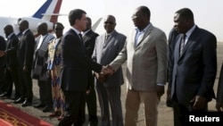 Le Premier ministre français Manuel Valls à sa descente d'avion à Ouagadougou, le 20 février 2016. 