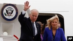 El vicepresidente estadounidense, Joe Biden, saluda acompañado de su esposa, Jill, a su llegada a Bogotá. 