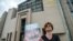 A journalist poses with a portrait of Turkish journalist Ahmet Altan, June 19, 2017, in front of the Istanbul courthouse, where his trial is to take place. 一个记者2017年6月19日在伊斯坦布尔法院外拿着受审记者亚梅特·艾坦的照片。