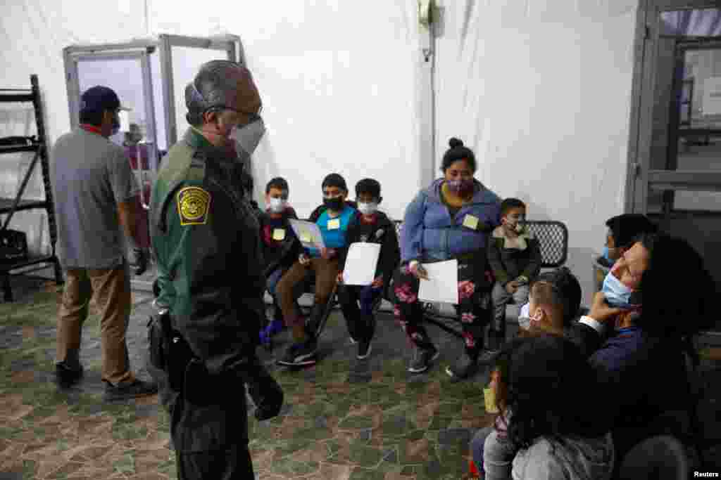 Los migrantes son procesados en el &#225;rea de admisi&#243;n de la instalaci&#243;n de Aduanas y Protecci&#243;n Fronteriza de EE. UU.