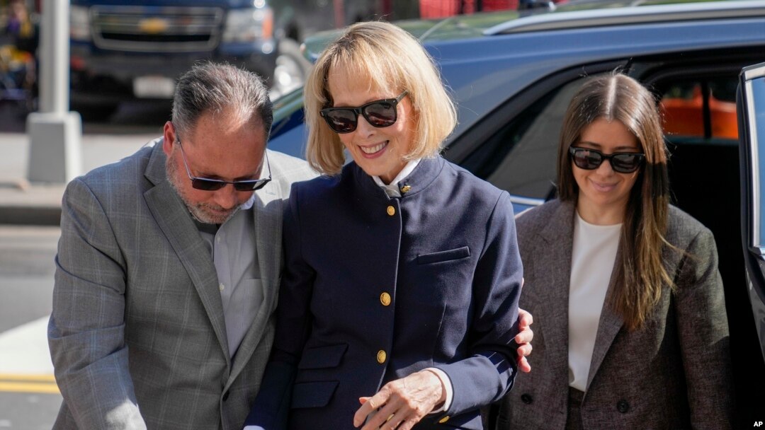 La ex columnista E. Jean Carroll llega a una corte federal en Manhattan, el 1 de mayo de 2023, en Nueva York, EEUU.