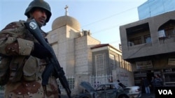 Tentara Irak melakukan penjagaan salah satu gereja di Baghdad, Irak.