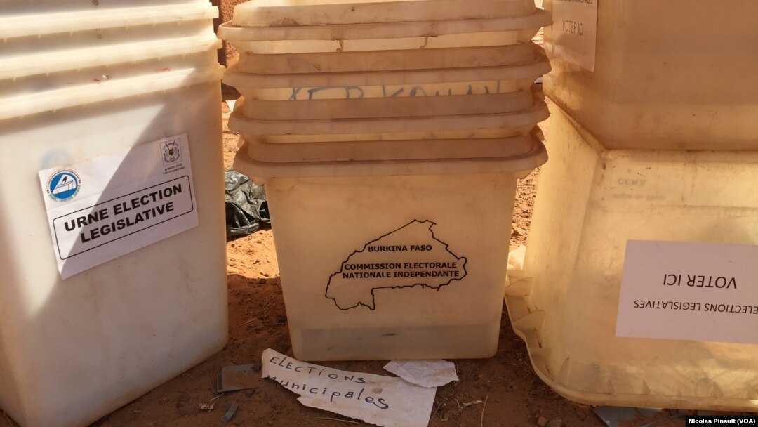 Le Burkina Faso a prêté 25 000 urnes au Niger afin d'assurer le bon déroulement des scrutins du 21 février. (VOA/Nicolas Pinault)