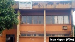 Des étudiants devant le bâtiment de la DAOI à Ouagadougou, au Burkina, le 11 septembre 2018. (VOA/Issa Napon)