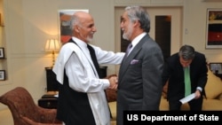 Presiden Afghanistan Ashraf Ghani, berjabat tangan dengan pesaingnya, Abdullah Abdullah, di Kabul. (Foto: Dok)