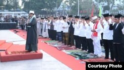 Presiden Joko Widodo melakukan Shalat Idul Adha di Lapangan Merdeka, kota Sukabumi Jawa Barat, Jumat 1 September 2017. (Foto: Biro Pers Kepresidenan).