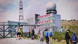 大帽山雷達站新增「能打仗 打胜仗」簡體字標語，行山人士紛紛舉機拍攝。(香港蘋果日報 2021年1月16日)