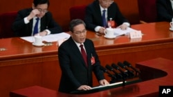 资料照片: 中国国务院总理李强2024年3月5日在人民大会堂全国人民代表大会上致开幕辞