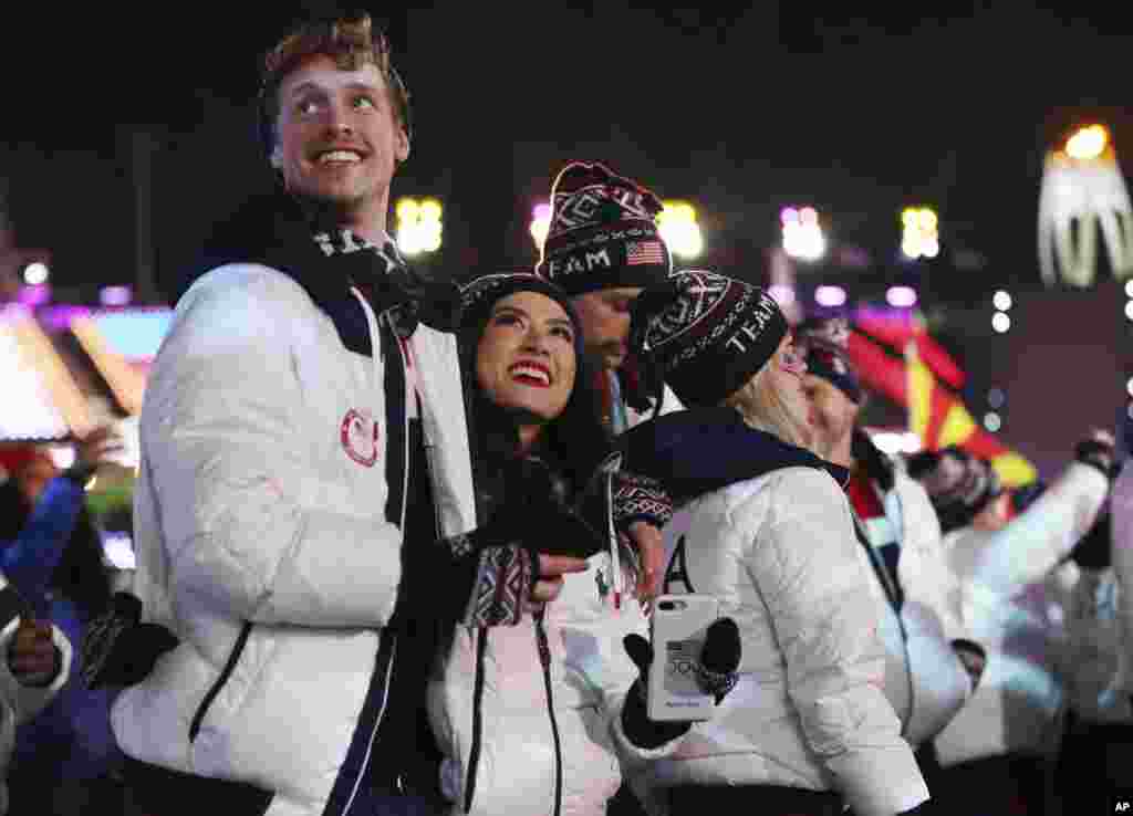 Para atlet dari Amerika Serikat berjalan di stadion dalam upacara penutupan Olimpiade Musim Dingin 2018 di &nbsp;Pyeongchang, 25 Februari 2018.