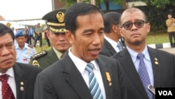 Presiden Jokowi di Lanud Halim Perdanakusuma Jakarta, Senin (27/4) mengatakan optimis Indonesia mampu memanfaatkan letak geografisnya sebagai penyeimbang negara-negara kawasan Asia Timur (VOA/Andylala).