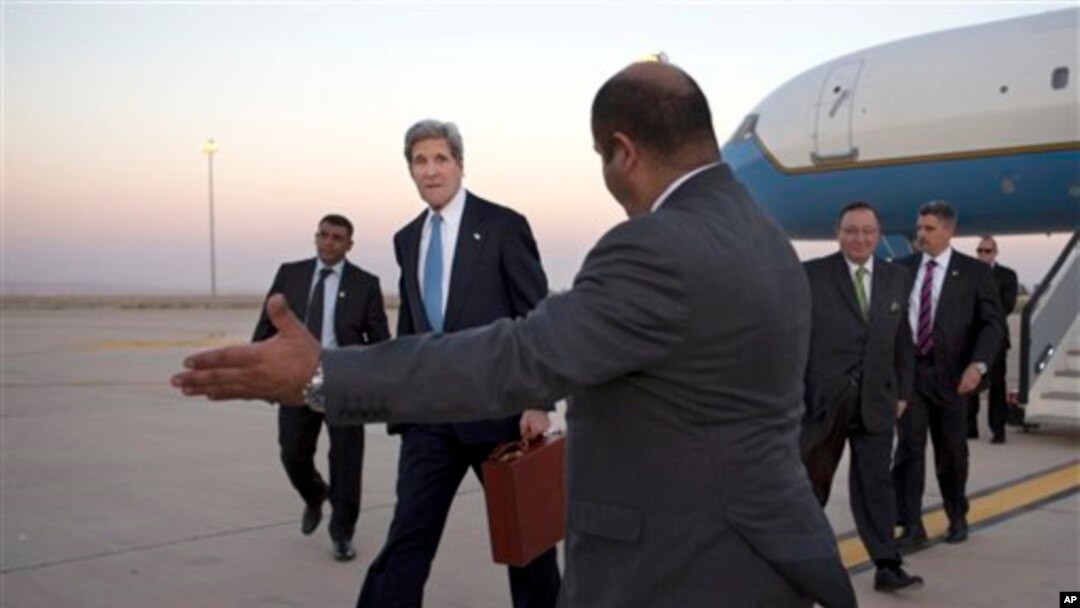 US Secretary of State John Kerry arrives in Amman, Jordan June 26, 2013