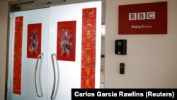 Papan logo BBC di luar kantor Biro Beijing, di Beijing, China, Jumat, 12 Februari 2021. (Foto: Reuters)