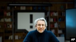 Türkiyənin “Cumhuriyet” qəzetinin keçmiş baş redaktoru Can Dündar çərşənbə günü Almaniyada, Berlində Associated Press agentliyinə müsahibədən əvvəl foto çəkdirir, 23 dekabr 2020.