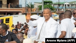 L'ancien gouverneur de la province du Katanga, Moise Katumbi, salue ses partisans lors de son retour à Kinshasa, le 6 novembre 2020.