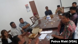 Para pegiat hukum dan HAM di Jatim berdiskusi terkait maraknya teror terhadap kebebasan beragama dan berkeyakinan (Foto: VOA/Petrus Riski).