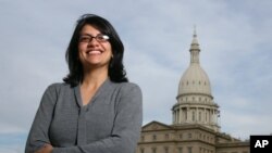 ARSIP – Rashida Tlaib, seorang Demokrat, difoto di luar Gedung Capitol Michigan hari Kamis, 6 November 2008, di Lansing Michigan (foto: AP Photo/Al Goldis)