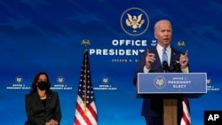 Le président élu des États-Unis Joe Biden annonce son plan de sauvetage économique anti-coronavirus, le 14 janvier 2021, à Wilmington, Delaware, en présence de la vice-présidente élue Kamala Harris.