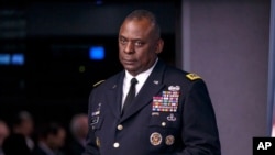 ژنرال نیروی زمینی ارتش آمریکا لوید آستین، فرمانده فرماندهی مرکزی ایالات متحده، در تصویری در پنتاگون دیده می شود. آرشیو، ۱۷ اکتبر ۲۰۱۴