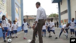 O presidente Obama durante a visita que fez à favela Cidade de Deus, no Rio de Janeiro