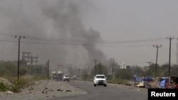 De la fumée d'échappe d'un bâtiment du gouvernement à al-Houta, la capitale provinciale de la province de Lahej au sud du Yémen, le 21 mars 2015.